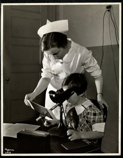 Infermiera e una ragazza ipovedente alla clinica della New York Association for the Blind, 114 East 60th Street, New York, 1934 da Byron Company